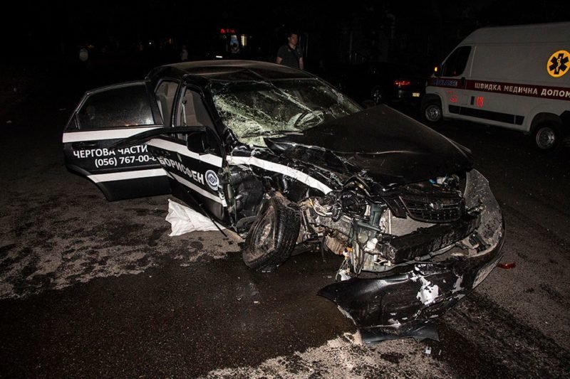 ДТП в центре Днепра: разбитая Daewoo и влетевший в дерево Land Cruiser 2