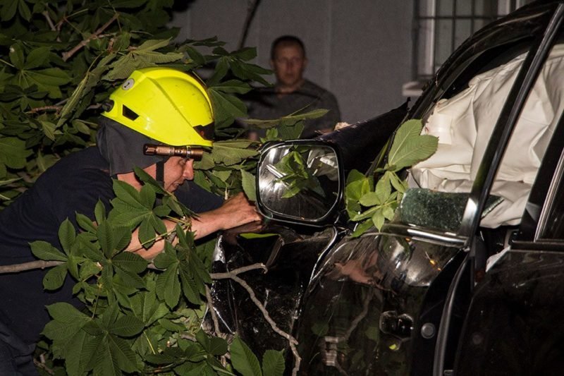 ДТП в центре Днепра: разбитая Daewoo и влетевший в дерево Land Cruiser 4