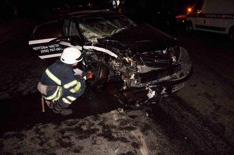 ДТП в центре Днепра: разбитая Daewoo и влетевший в дерево Land Cruiser 6