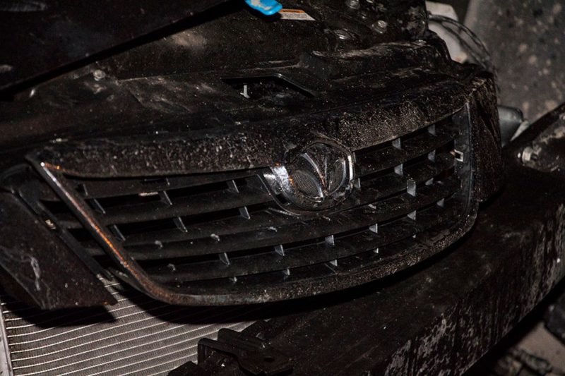 ДТП в центре Днепра: разбитая Daewoo и влетевший в дерево Land Cruiser 7