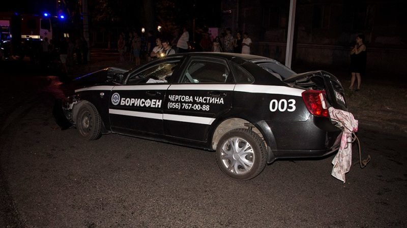 ДТП в центре Днепра: разбитая Daewoo и влетевший в дерево Land Cruiser 8