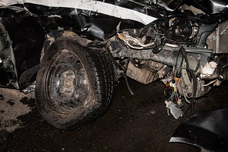 ДТП в центре Днепра: разбитая Daewoo и влетевший в дерево Land Cruiser 9