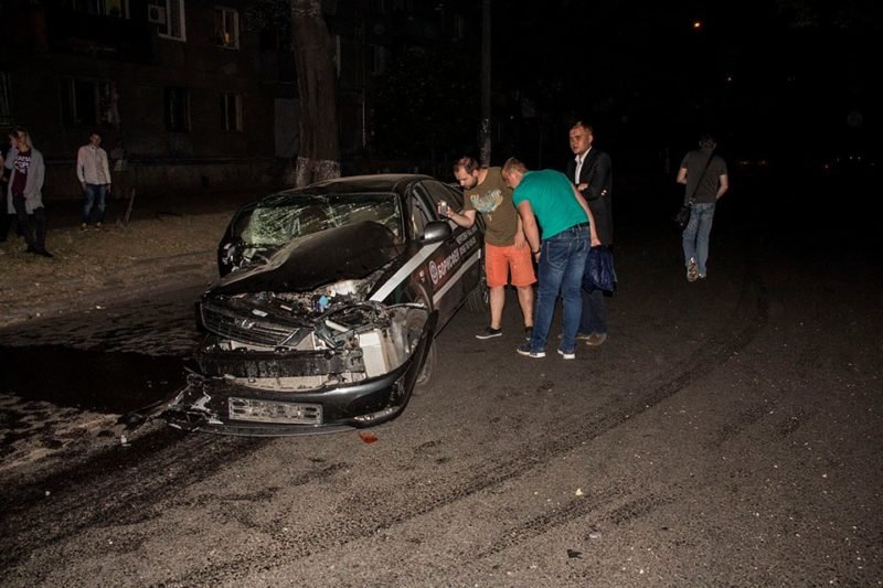 ДТП в центре Днепра: разбитая Daewoo и влетевший в дерево Land Cruiser 10