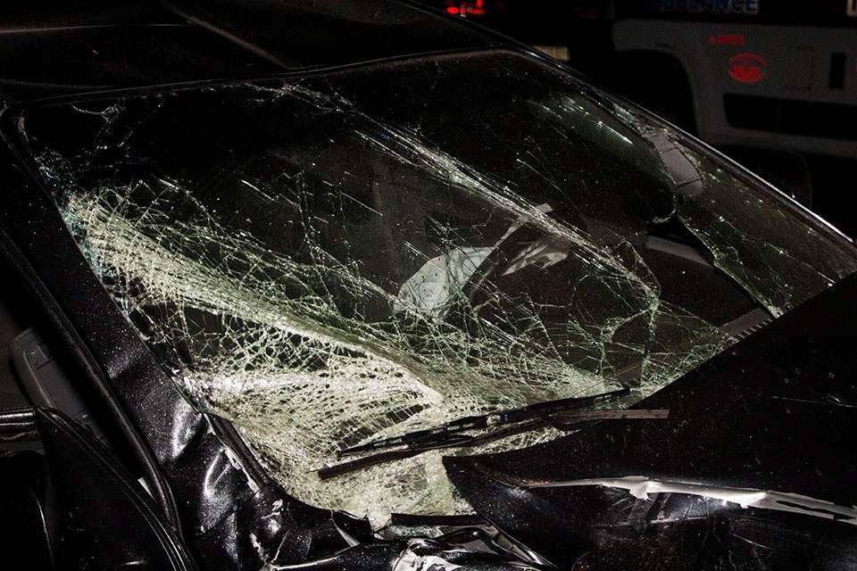 ДТП в центре Днепра: разбитая Daewoo и влетевший в дерево Land Cruiser 11