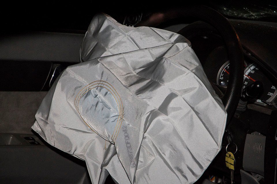 ДТП в центре Днепра: разбитая Daewoo и влетевший в дерево Land Cruiser 12