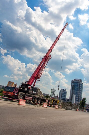 Рабочая техника, люди и пейзаж: как проходит ремонт Нового моста 7