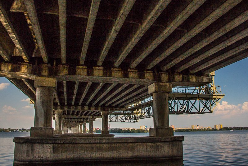 Рабочая техника, люди и пейзаж: как проходит ремонт Нового моста 23