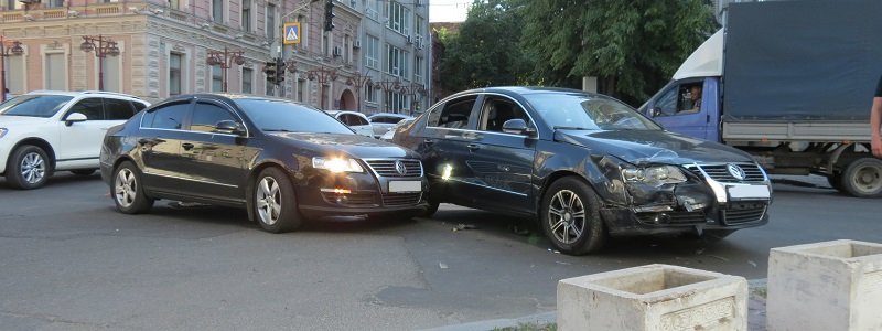 ДТП в центре Днепра: столкнулись два Volkswagen Passat