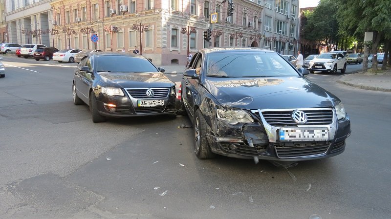 ДТП в центре Днепра: столкнулись два Volkswagen Passat 1