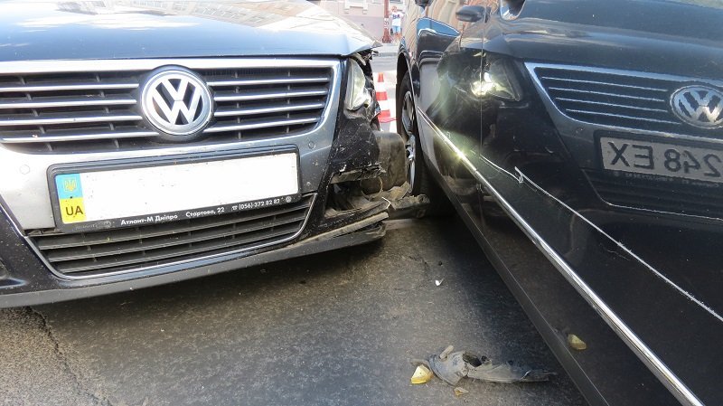 ДТП в центре Днепра: столкнулись два Volkswagen Passat 2