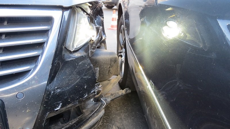 ДТП в центре Днепра: столкнулись два Volkswagen Passat 3