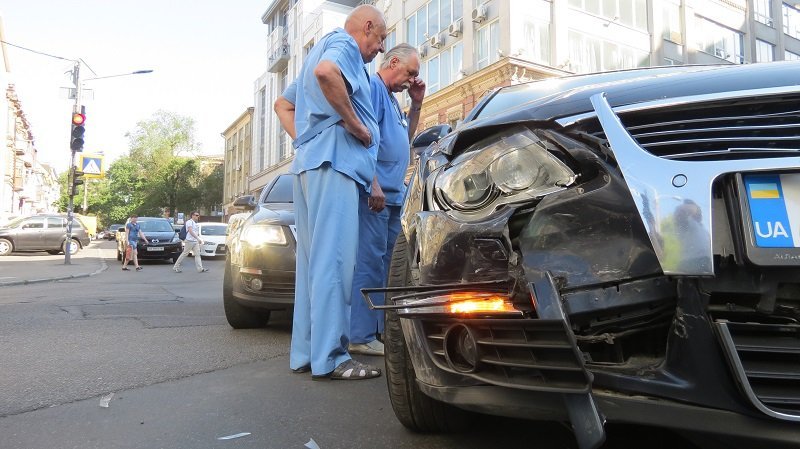 ДТП в центре Днепра: столкнулись два Volkswagen Passat 7