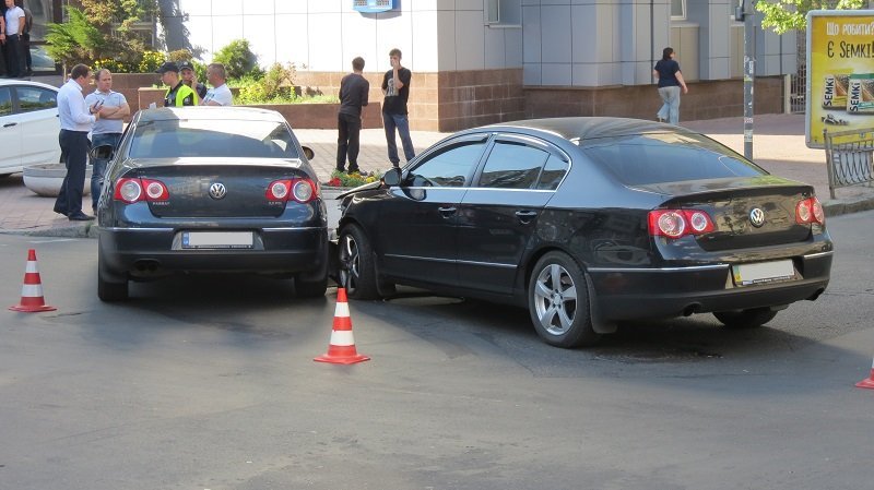 ДТП в центре Днепра: столкнулись два Volkswagen Passat 8