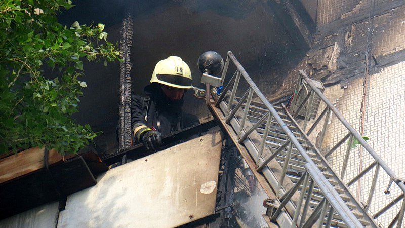 Пожар на 12 квартале: на Гладкова горела квартира 2