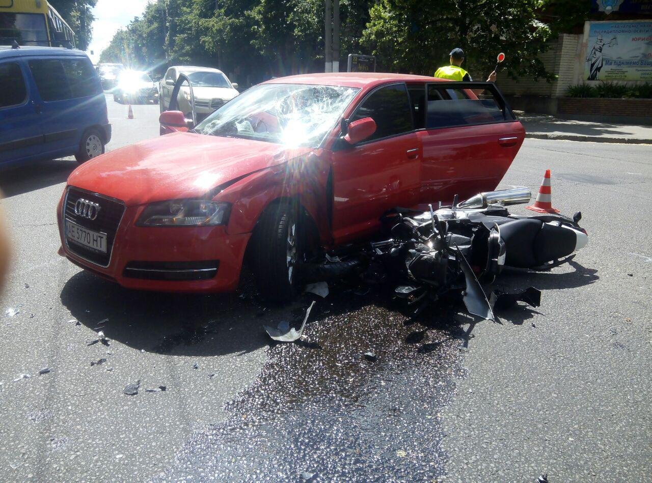 ДТП на Гагарина: столкнулись Audi и мотоциклист 4