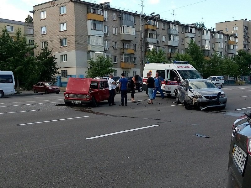ДТП на Слобожанском проспекте: не поделили дорогу ВАЗ и Mazda 6 1