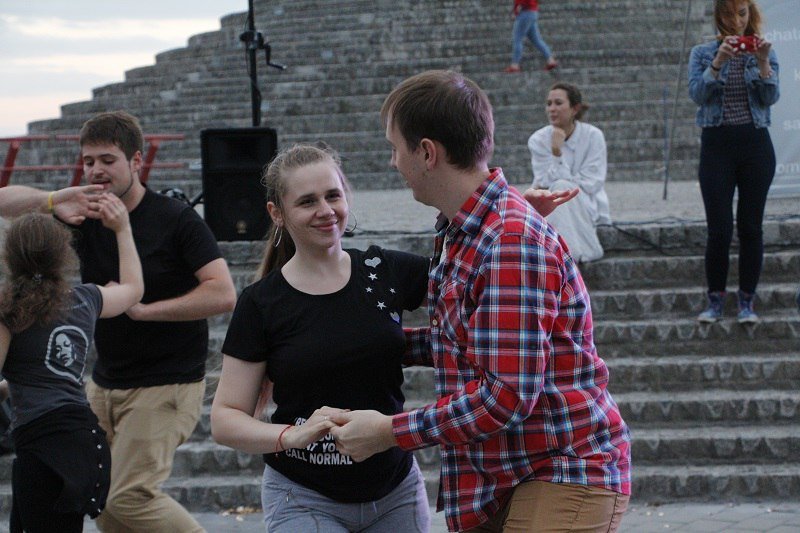 Латиноамериканская страсть: на Фестивальном причале прошел танцевальный вечер 8