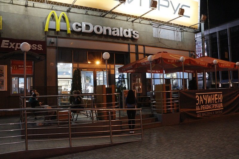 Прощай фаст-фуд: в Днепре временно закрыли McDonald’s в здании ЦУМа 1