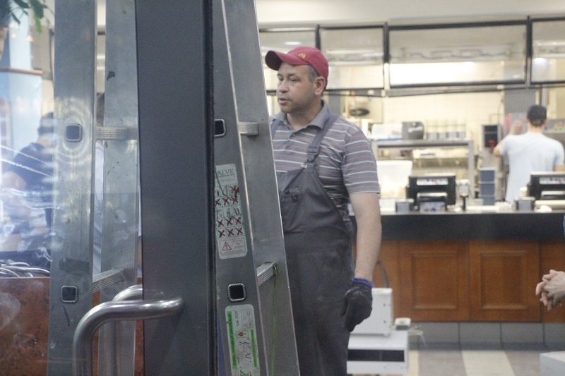 Прощай фаст-фуд: в Днепре временно закрыли McDonald’s в здании ЦУМа 5