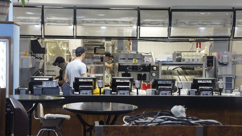 Прощай фаст-фуд: в Днепре временно закрыли McDonald’s в здании ЦУМа 6