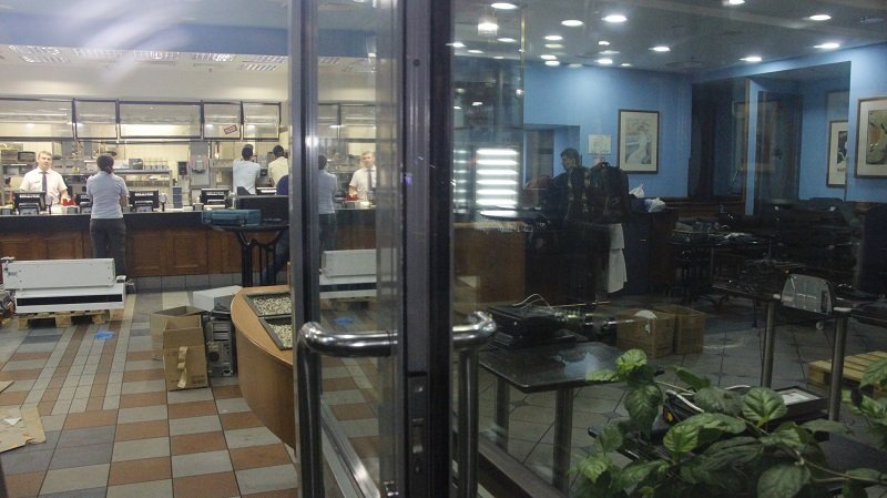 Прощай фаст-фуд: в Днепре временно закрыли McDonald’s в здании ЦУМа 7