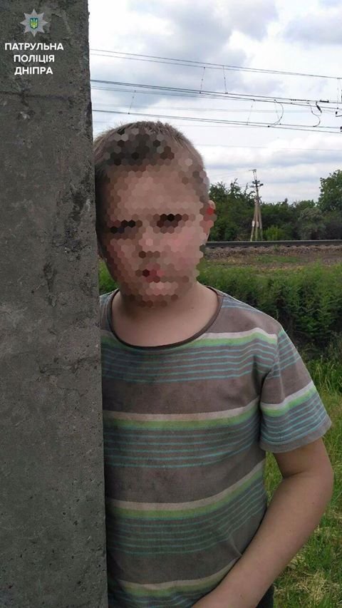 В Днепре патрульные нашли возле переезда ребенка с дефектами речи 1
