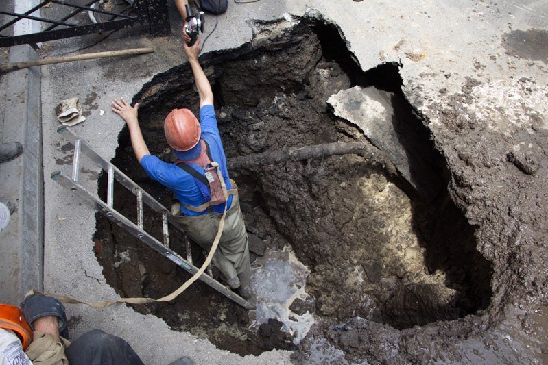 Возле горсовета прорвало трубу: провалился асфальт 1