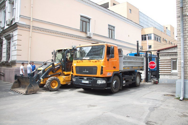 Возле горсовета прорвало трубу: провалился асфальт 2