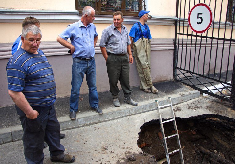 Возле горсовета прорвало трубу: провалился асфальт 3