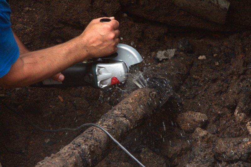 Возле горсовета прорвало трубу: провалился асфальт 4