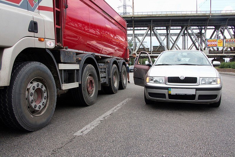 ДТП на Набережной Заводской: столкнулись грузовик DAF и Skoda 2