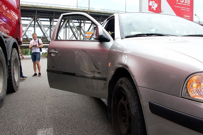 ДТП на Набережной Заводской: столкнулись грузовик DAF и Skoda 3