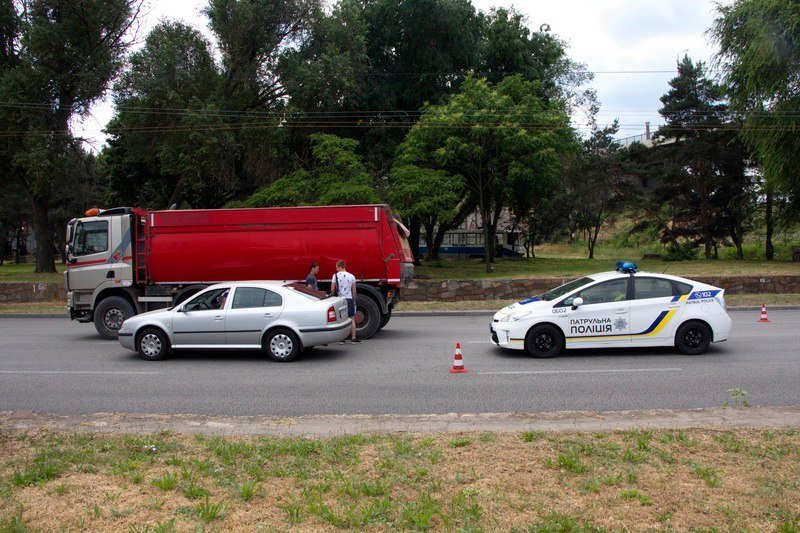 ДТП на Набережной Заводской: столкнулись грузовик DAF и Skoda 4