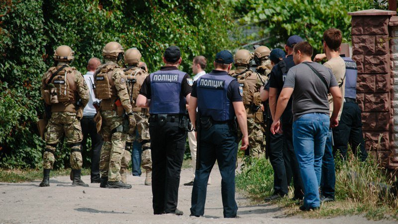 Полиция, спецназ и спасатели: в Днепре мужчина с гранатой устроил разборки с бывшей женой 1