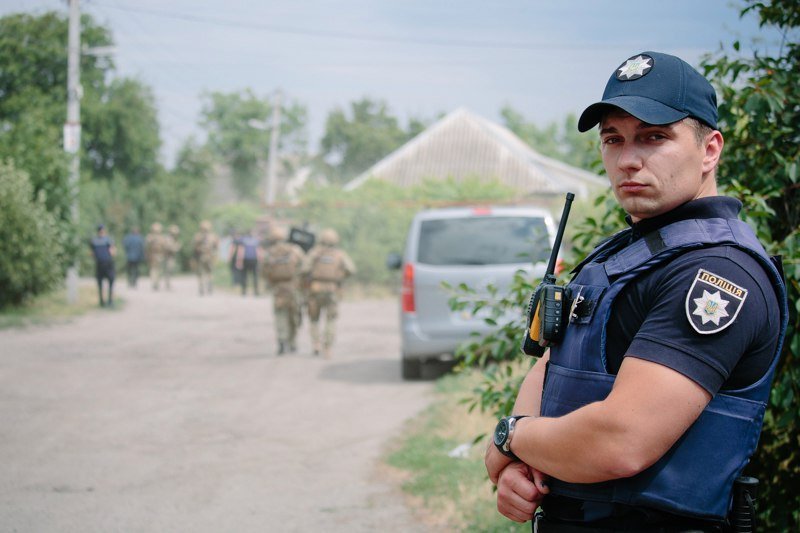Полиция, спецназ и спасатели: в Днепре мужчина с гранатой устроил разборки с бывшей женой 9