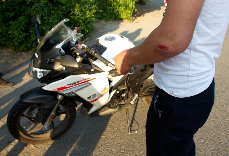 Вечернее ДТП на Осенней с участием мотоциклиста 1