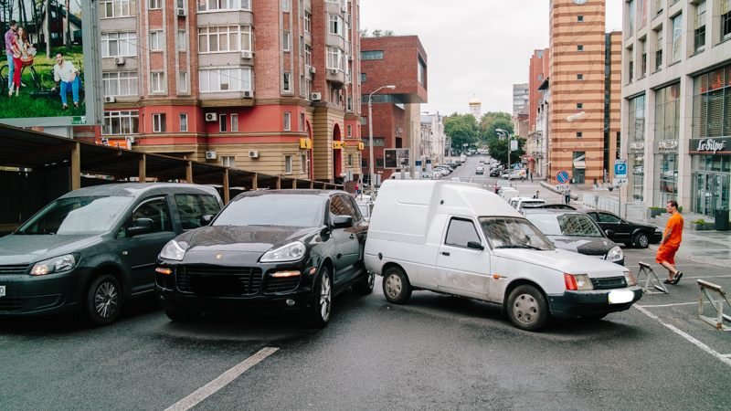 Недоброе утро: возле Екатеринославского бульвара Таврия въехала в Porcshe 1