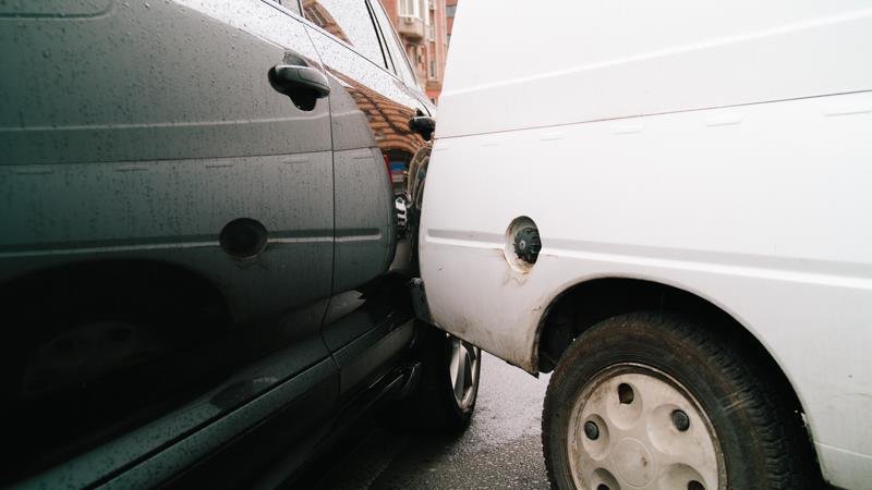 Недоброе утро: возле Екатеринославского бульвара Таврия въехала в Porcshe 2