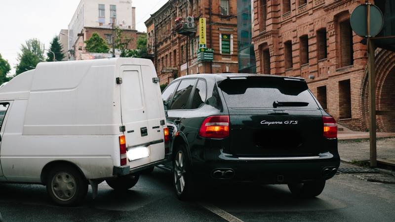 Недоброе утро: возле Екатеринославского бульвара Таврия въехала в Porcshe 3