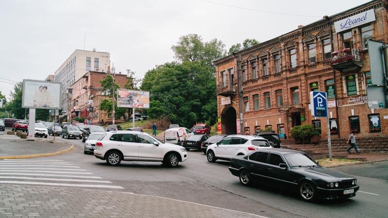 Недоброе утро: возле Екатеринославского бульвара Таврия въехала в Porcshe 5