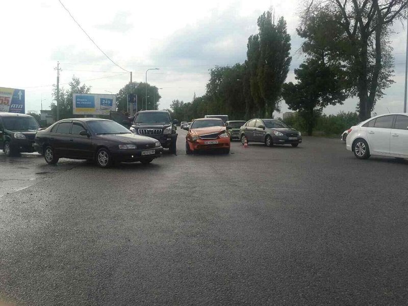 В районе аэропорта столкнулись Toyota и Chevrolet: видео момента аварии 1