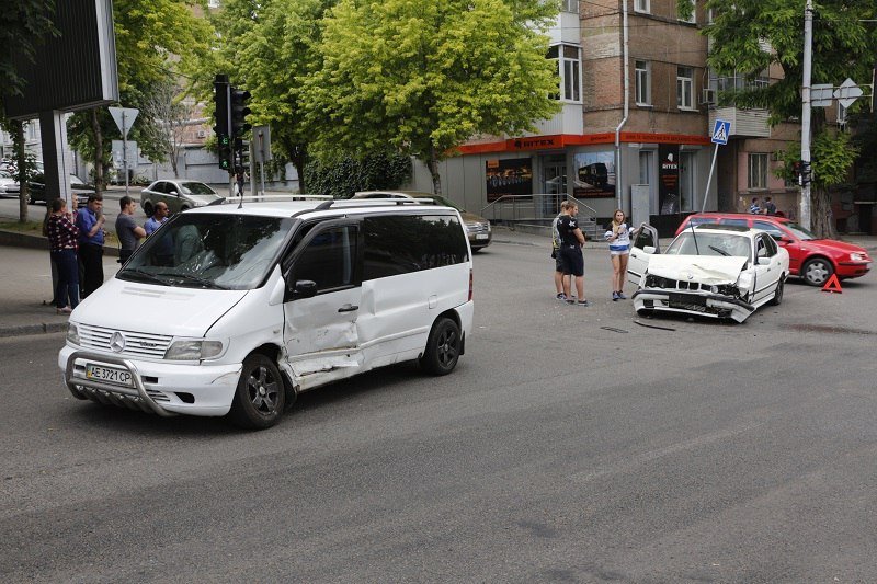 ДТП в центре Днепра: дорогу не поделили микроавтобус Mercedes и BMW 1