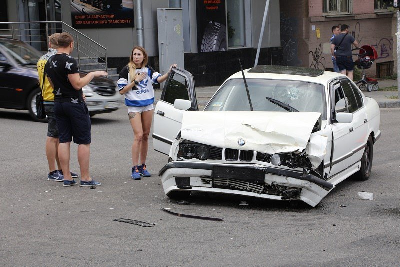 ДТП в центре Днепра: дорогу не поделили микроавтобус Mercedes и BMW 2