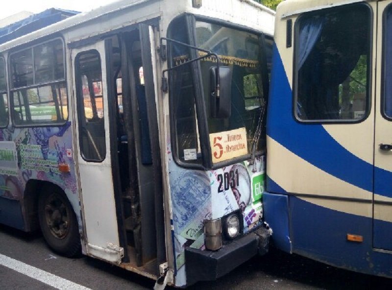 На проспекте Поля троллейбус въехал в маршрутку 2