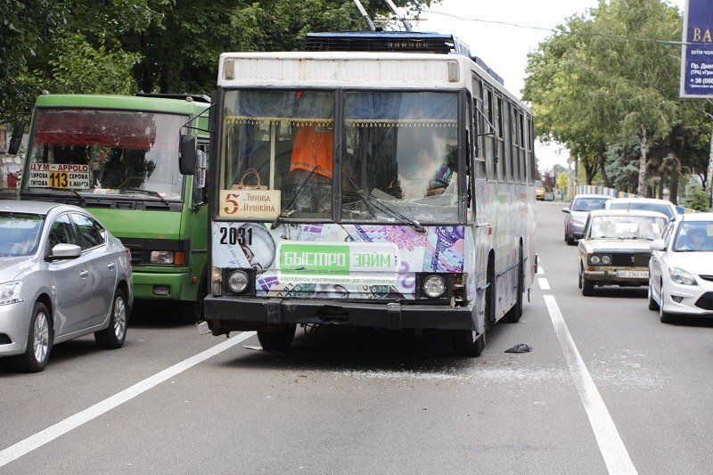 На проспекте Поля троллейбус въехал в маршрутку 3