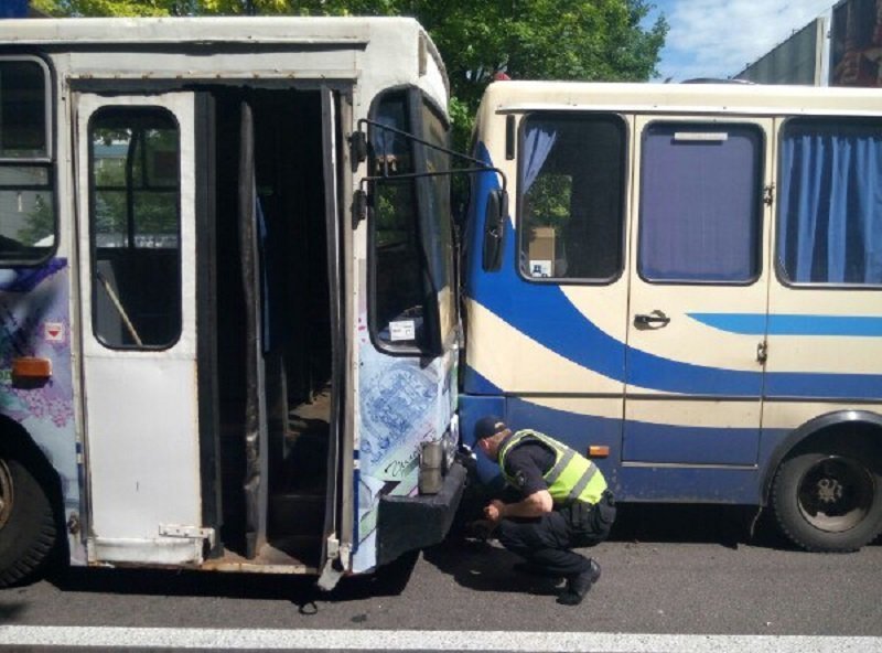 На проспекте Поля троллейбус въехал в маршрутку 5