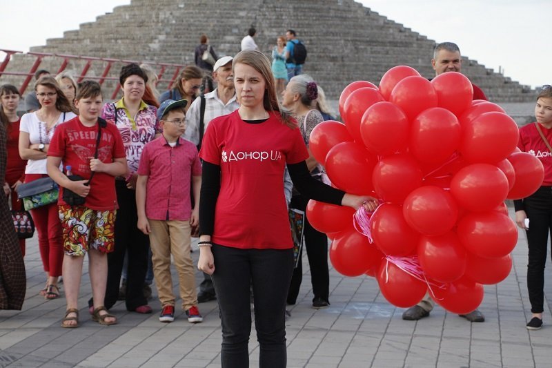 На Фестивальном причале прошел флешмоб ко Всемирному дню донора 11