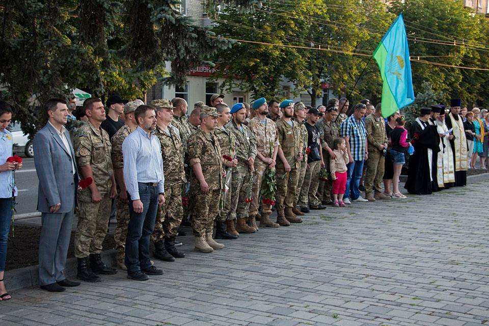 Десантники не умирают, они уходят в небо: в Днепре почтили память погибших воинов Украины 4