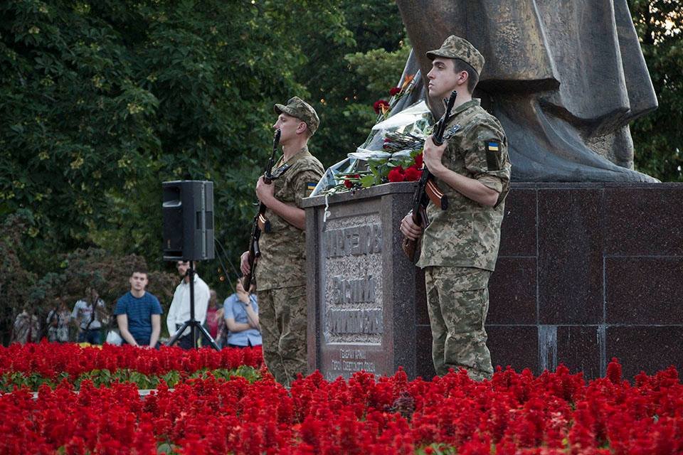 Десантники не умирают, они уходят в небо: в Днепре почтили память погибших воинов Украины 5