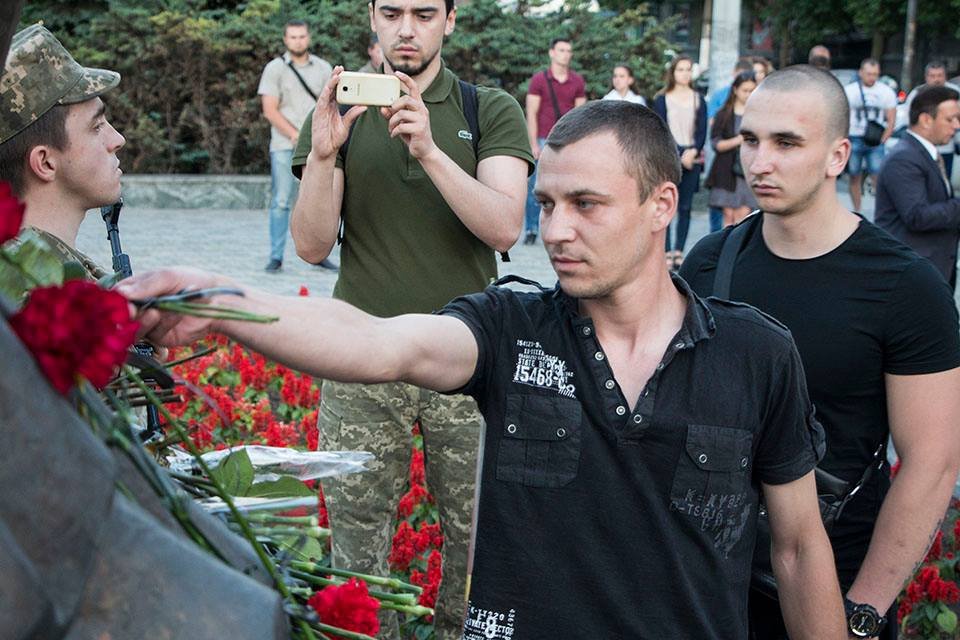 Десантники не умирают, они уходят в небо: в Днепре почтили память погибших воинов Украины 7